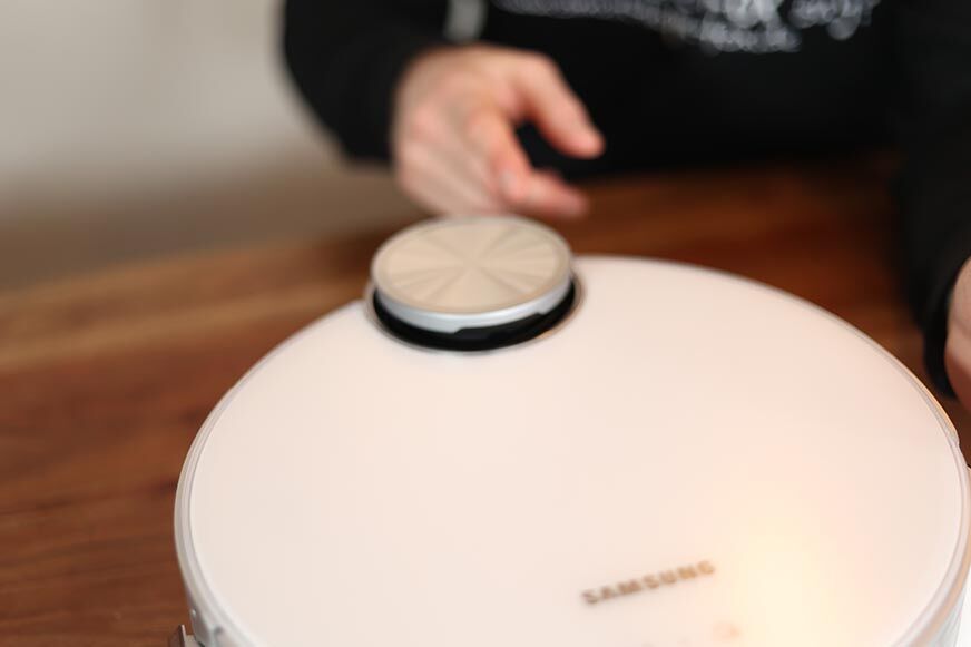 Der Laserturm des Samsung Jet Bot AI+ ist zu sehen.